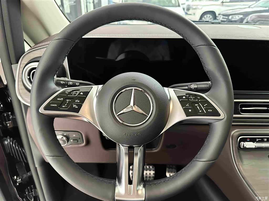 Mercedes-Benz V-Class, 2025 14