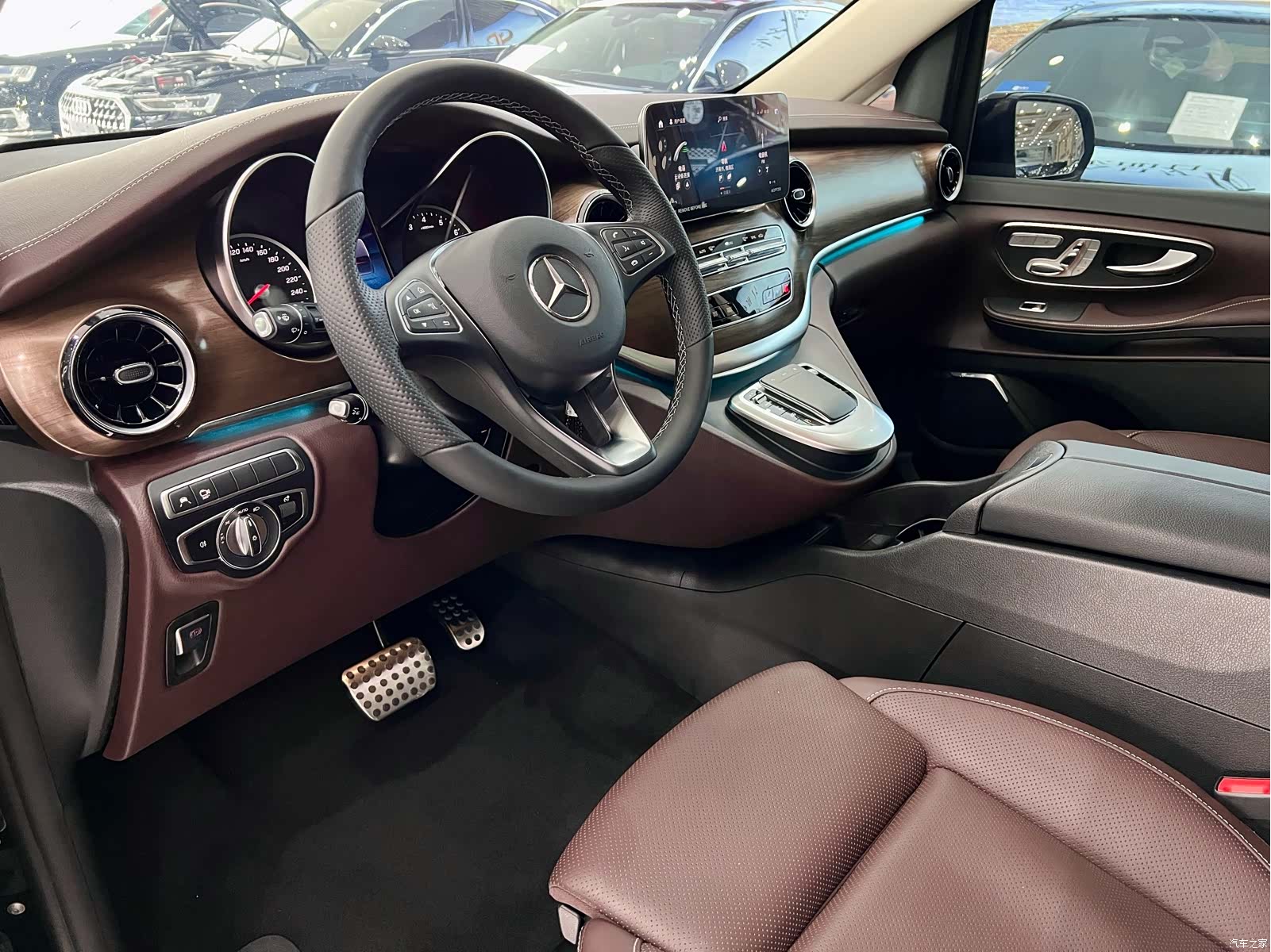 Mercedes-Benz V-Class, 2024 7