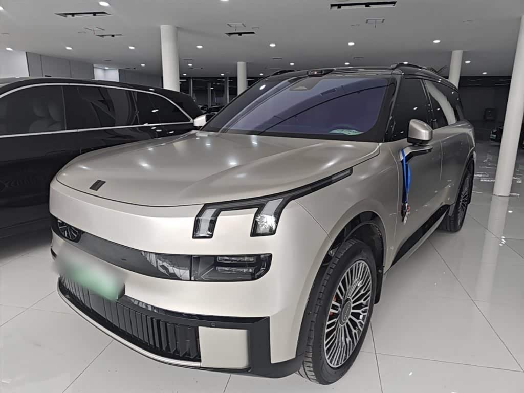 Lynk & Co 900
