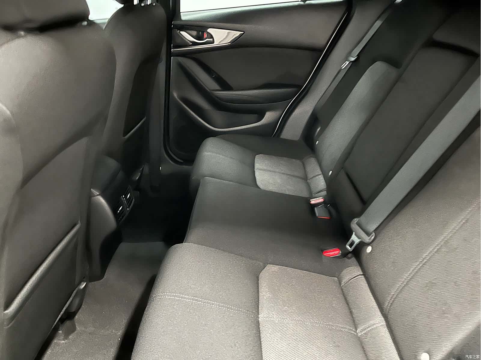 Mazda CX-4, 2023 11