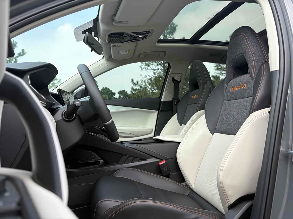 Lynk & Co 06 EM-P