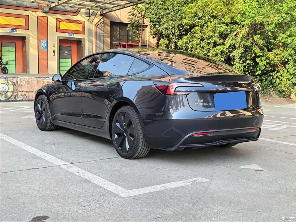 Tesla Model 3, 2025 7
