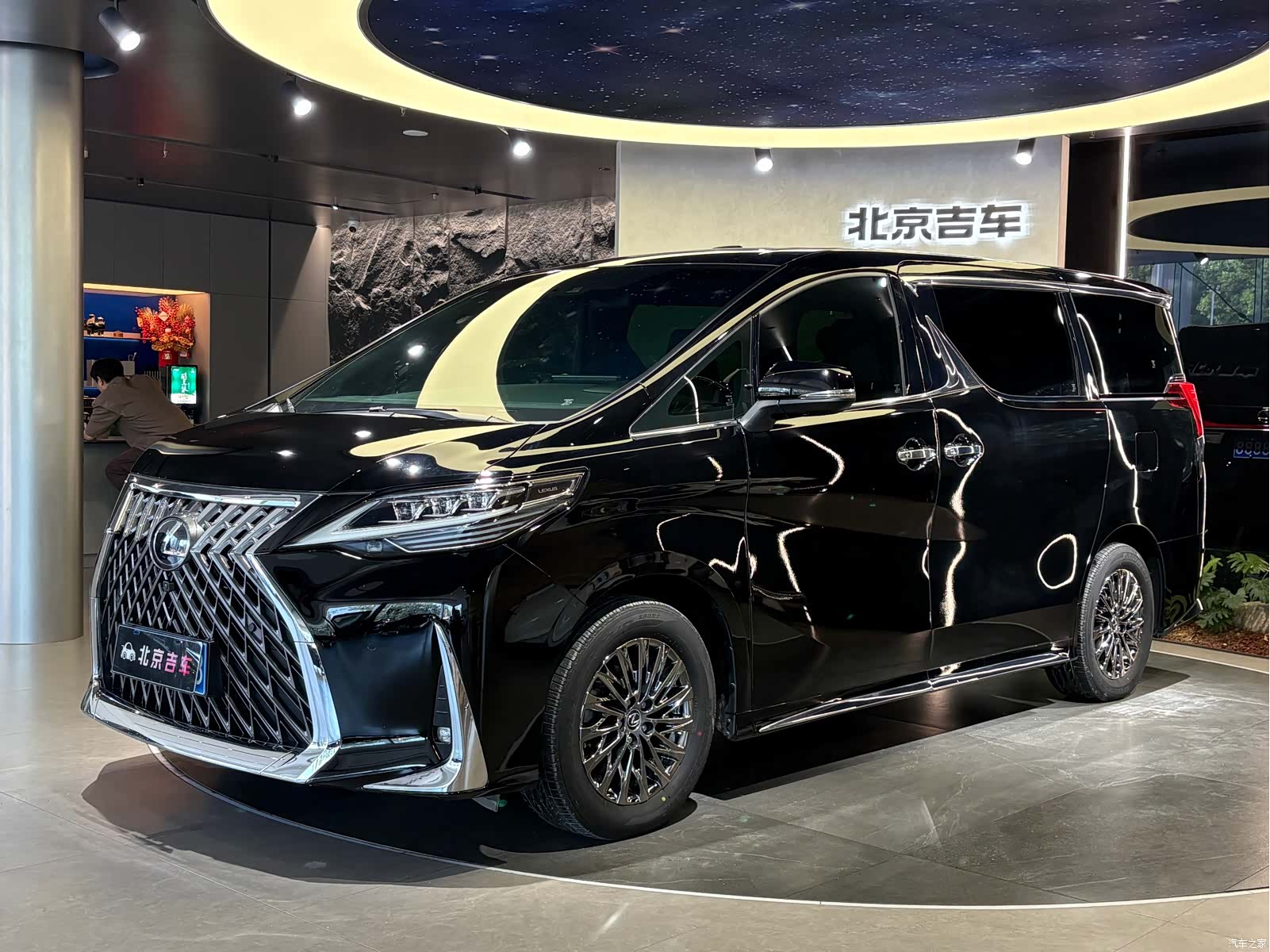 Lexus LM, 2021 1