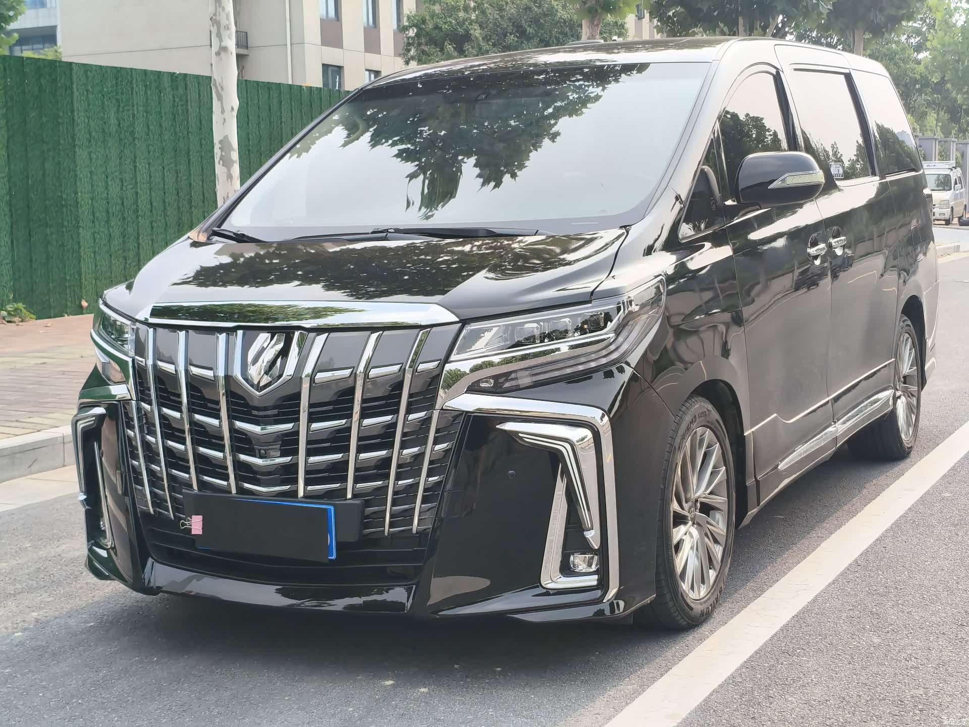 Toyota Alphard, 2012 1