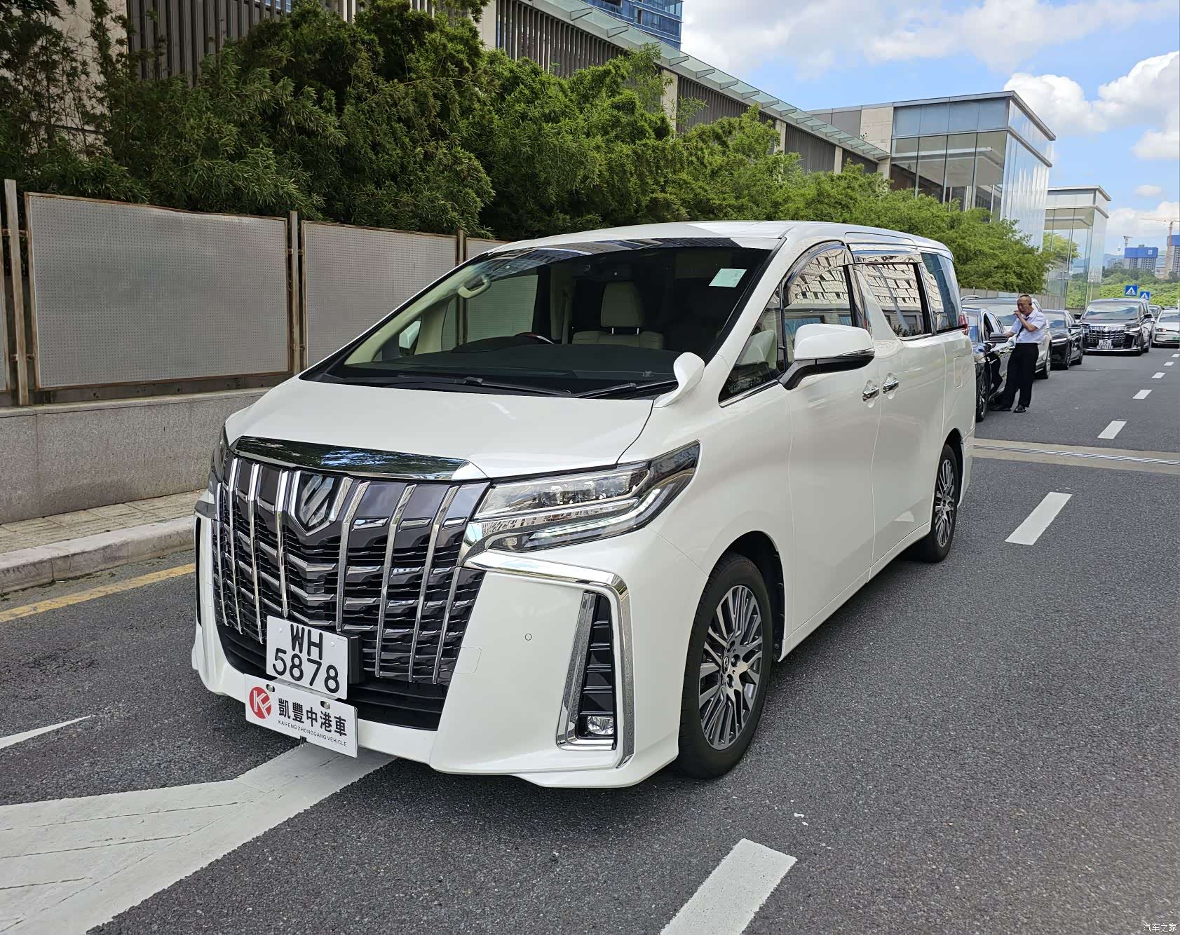 Toyota Alphard, 2026 10