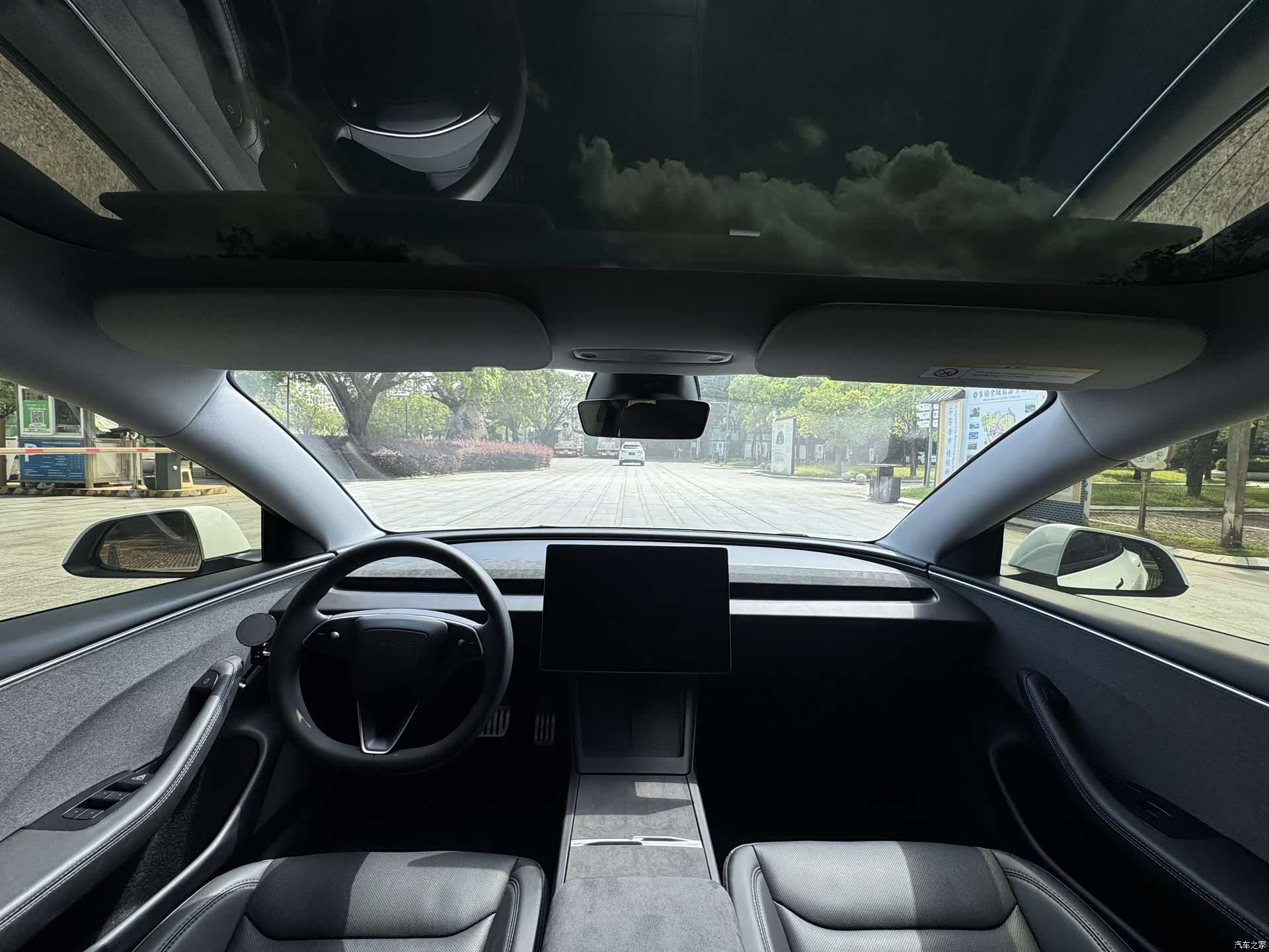 Tesla Model 3, 2025 7