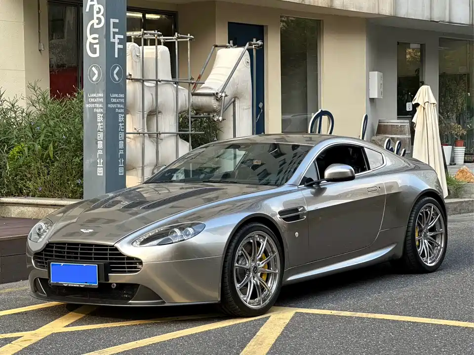 Aston Martin V8 Vantage