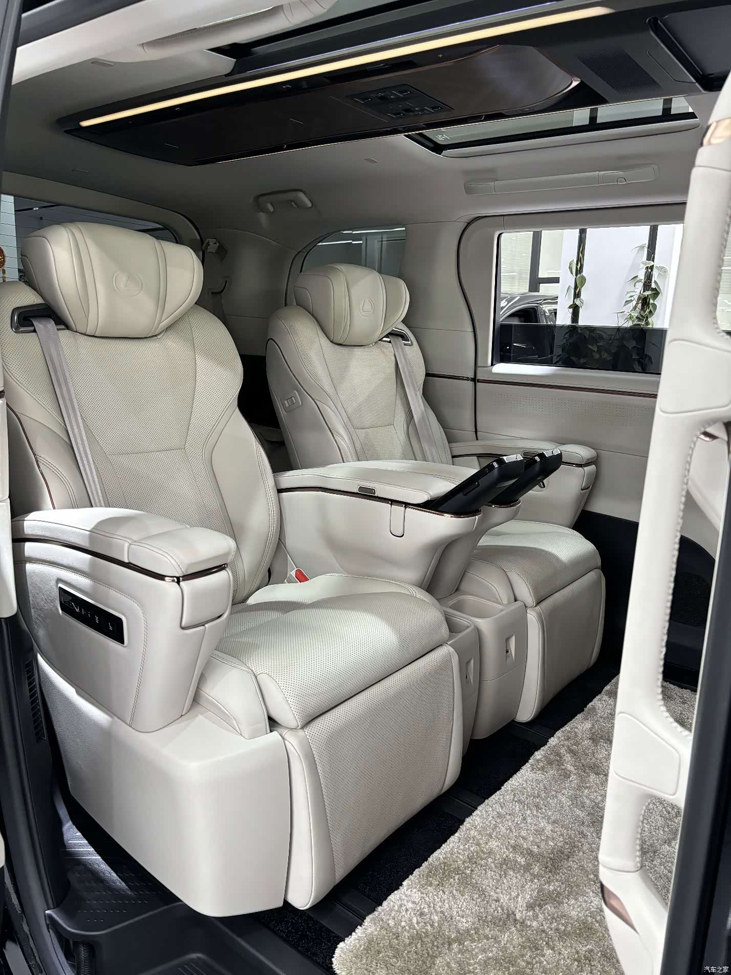 Lexus LM, 2025 19