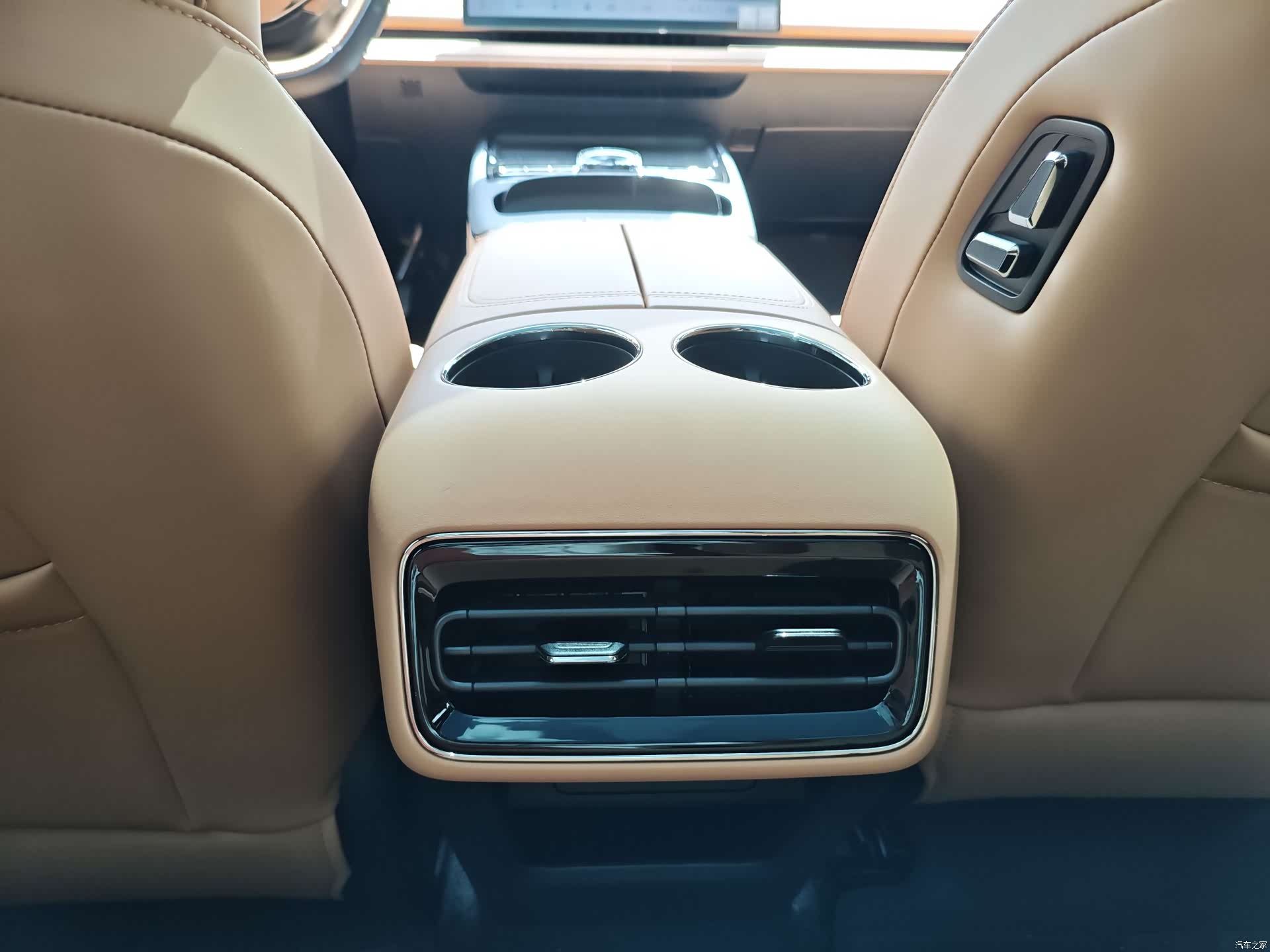 Geely 8, 2025 17