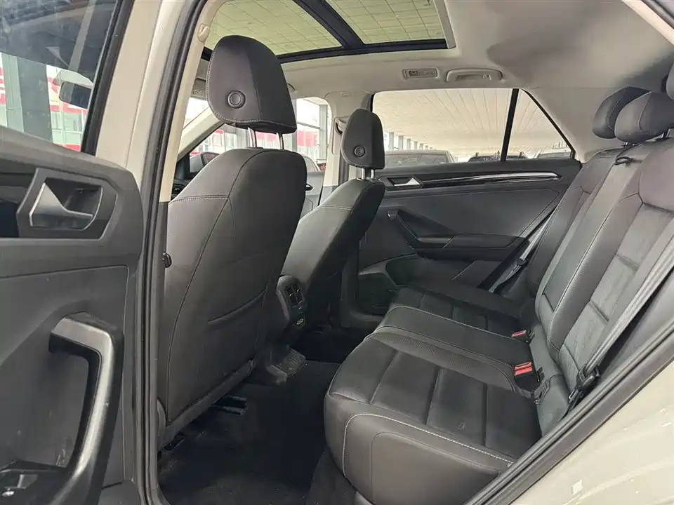 Volkswagen T-ROC exploring Songs