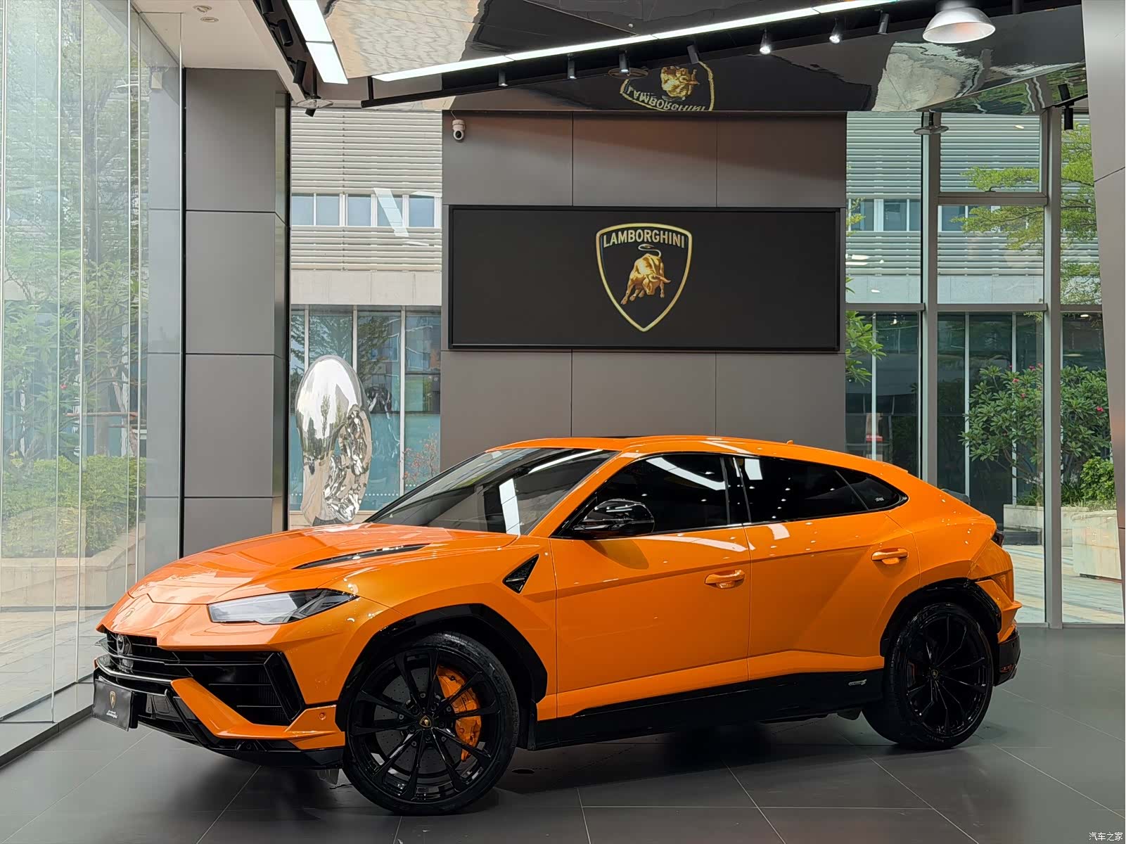 Lamborghini Urus, 2023 1