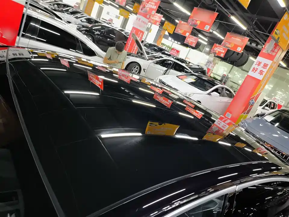 VOYAH Lantu chasing light