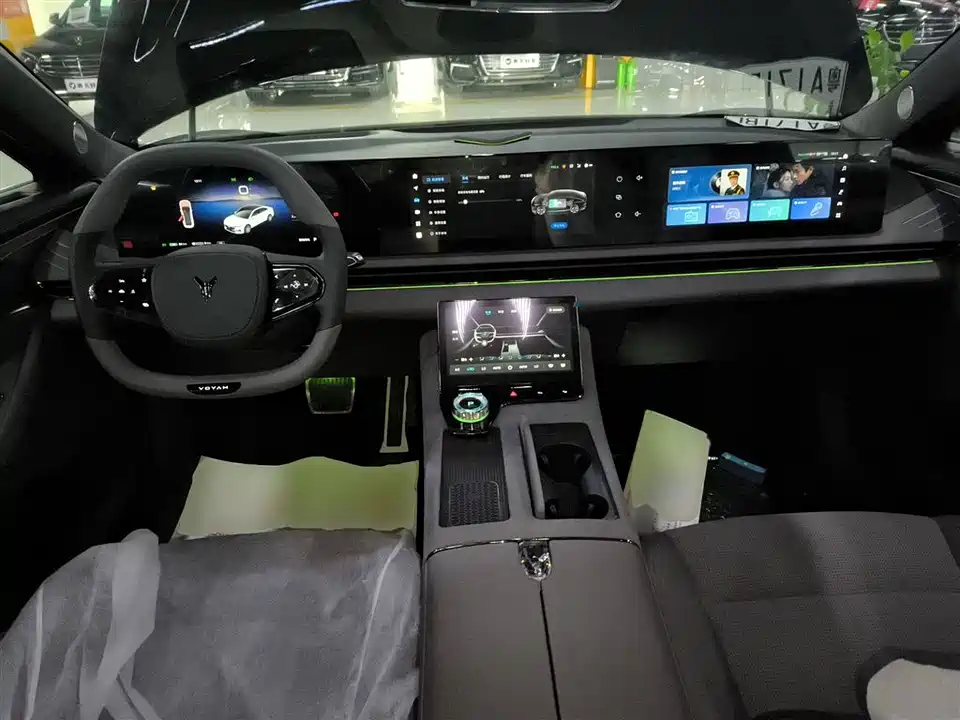 VOYAH Lantu chasing light