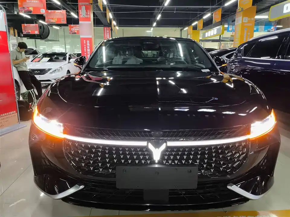 VOYAH Lantu chasing light