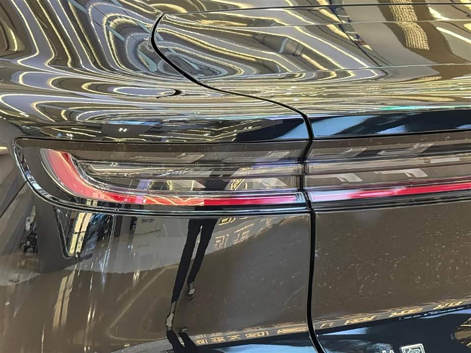 VOYAH Lantu chasing light