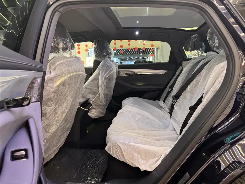 VOYAH Lantu chasing light