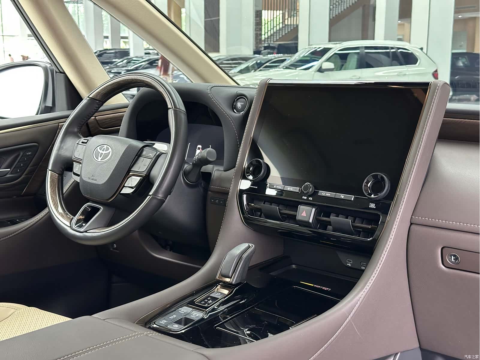 Toyota Alphard, 2023 11
