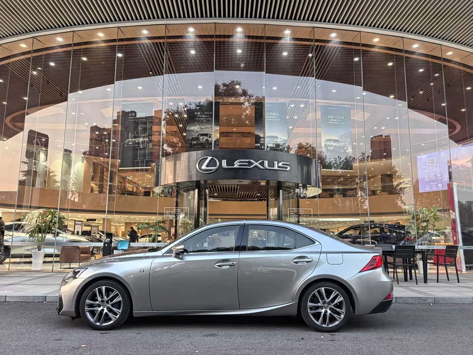 Lexus IS