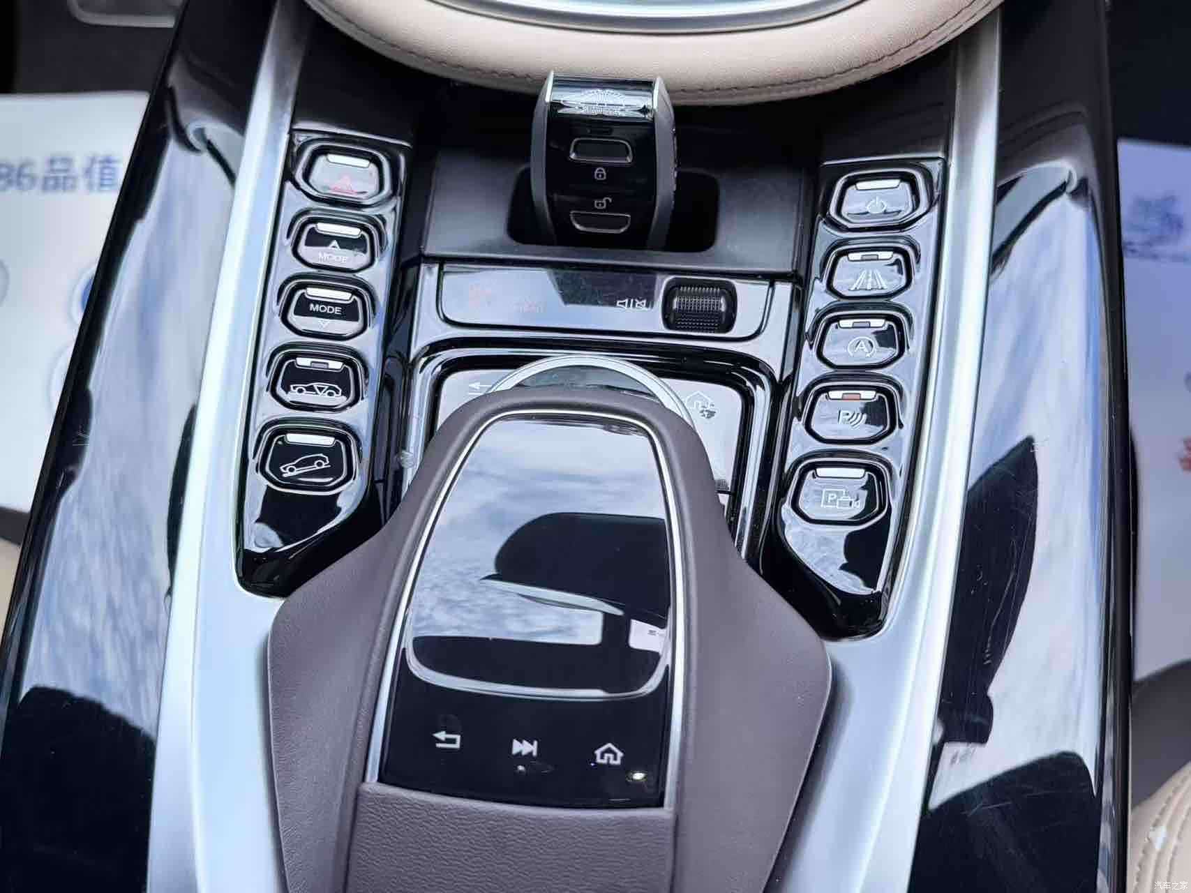 Aston Martin DBX, 2023 13