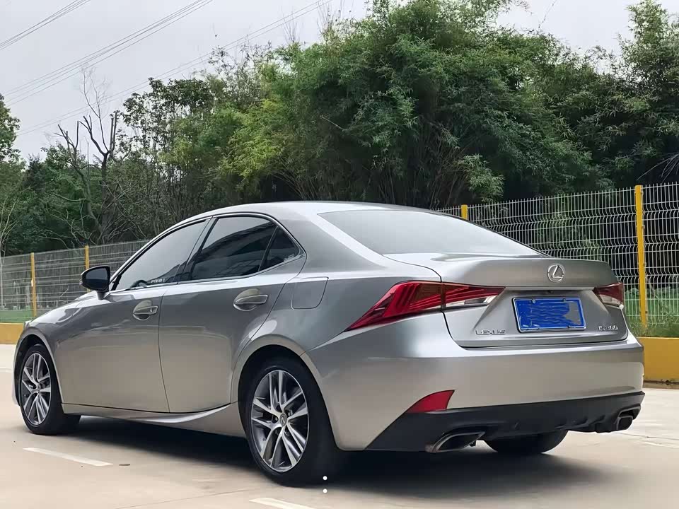 Lexus IS