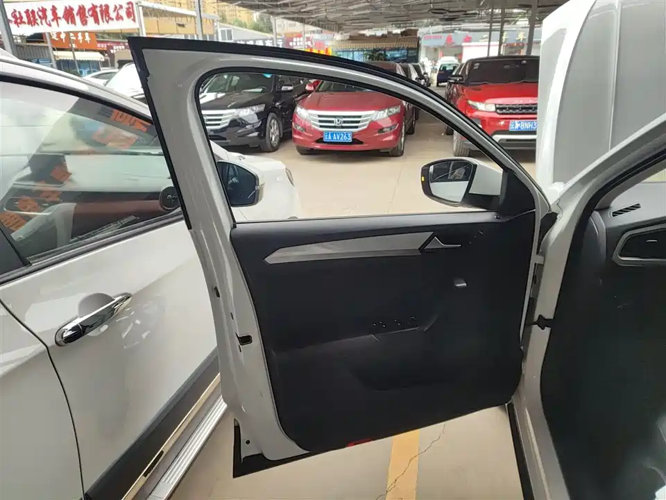 Volkswagen T-ROC exploring Songs