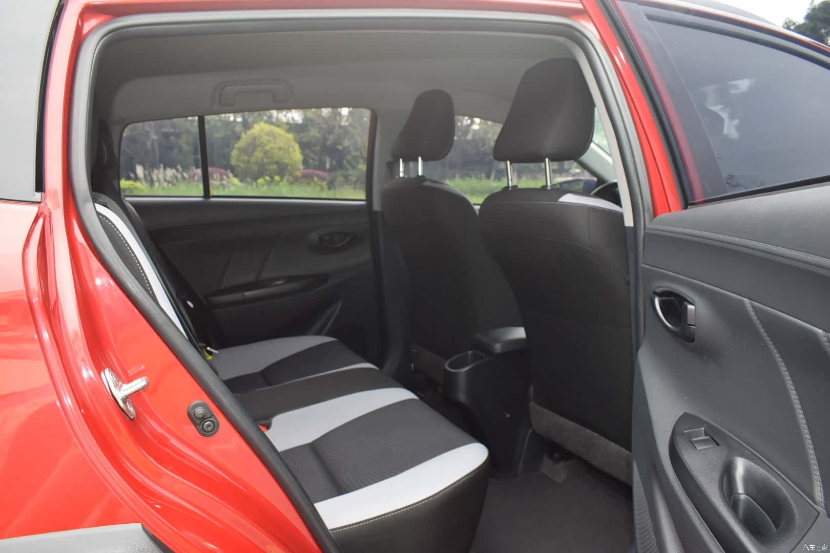 Toyota YARiS L, 2021 14
