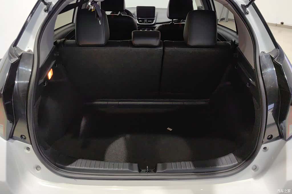 Toyota YARiS L, 2021 4