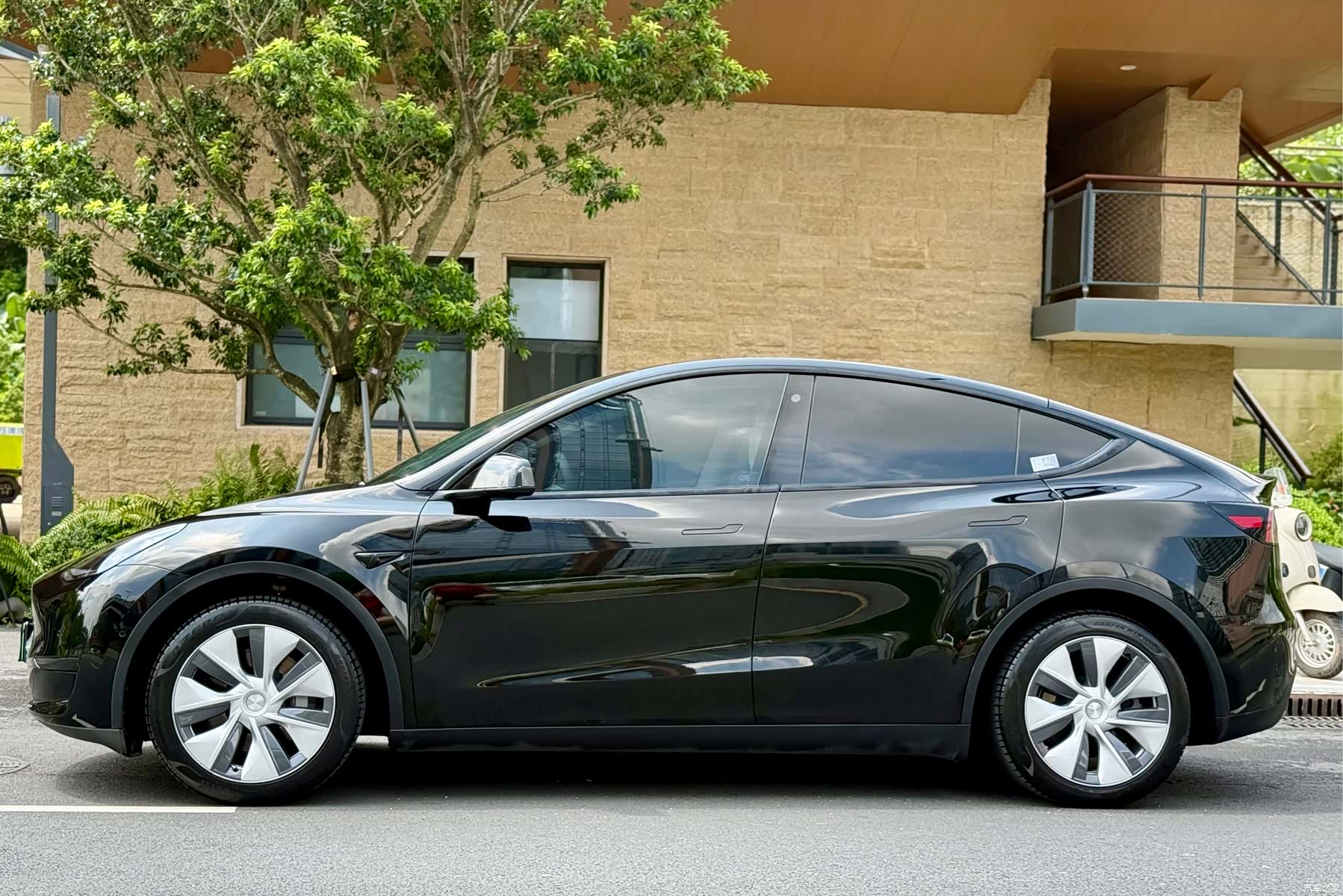 Tesla Model Y, 2023 4