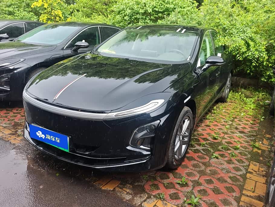 Hongqi E-QM5