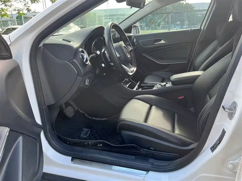 Mercedes-Benz GLA Mercedes-Benz GLA