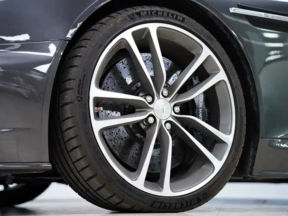 Aston Martin DBS Aston Martin DBS