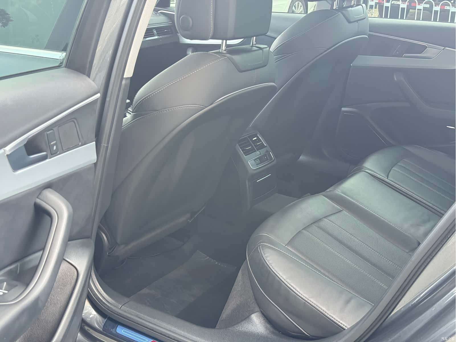 Audi A4L, 2021 все фото