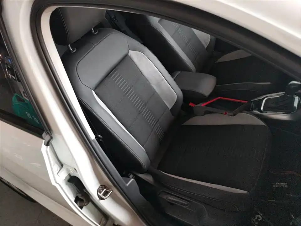 Volkswagen T-ROC exploring Songs