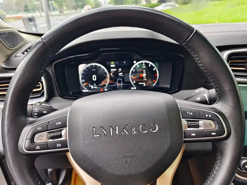 Lynk & Co 01