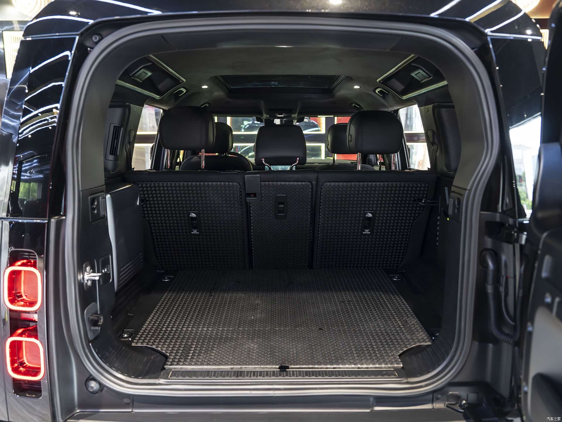 Land Rover Defender, 2025 12