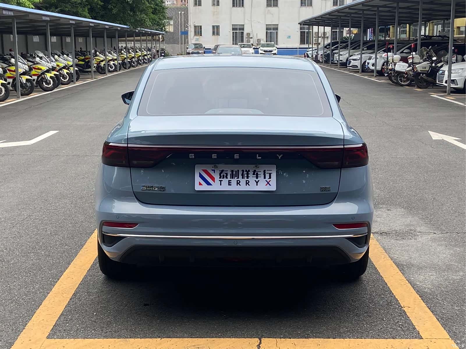 Geely Emgrand, 2023 все фото