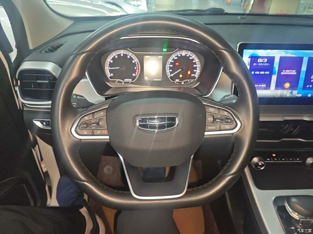 Geely Coolray, 2022 11