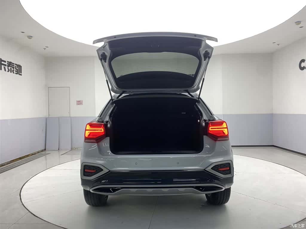 Audi Q2L, 2023 27