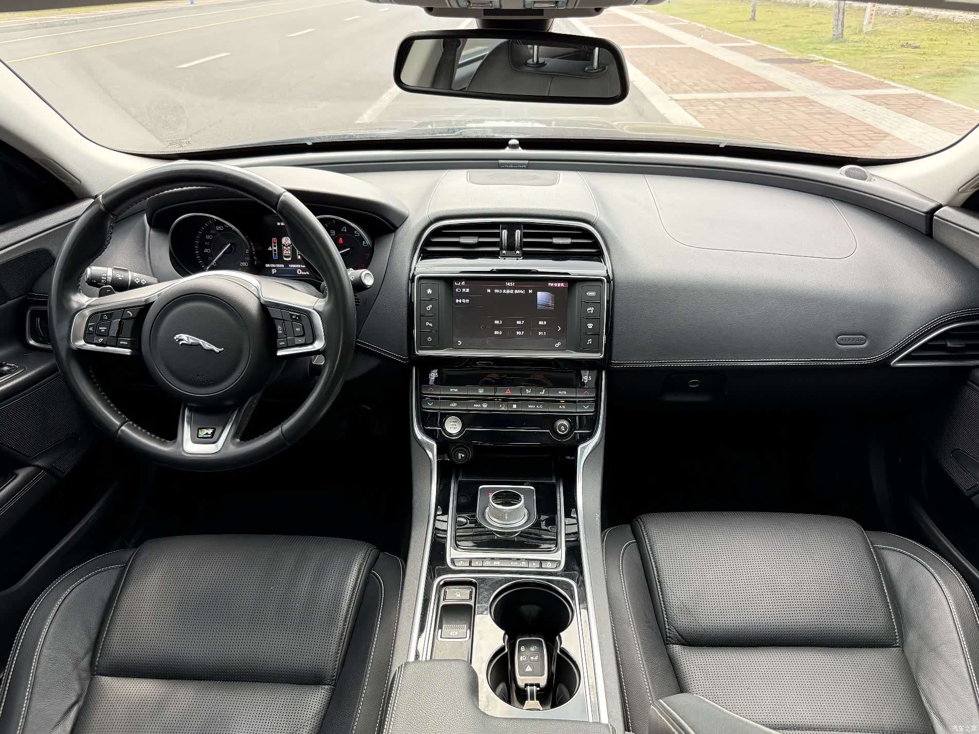 Jaguar XE, 2016 13