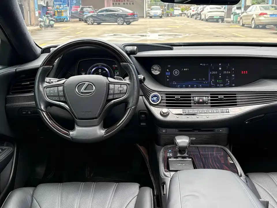 Lexus LS