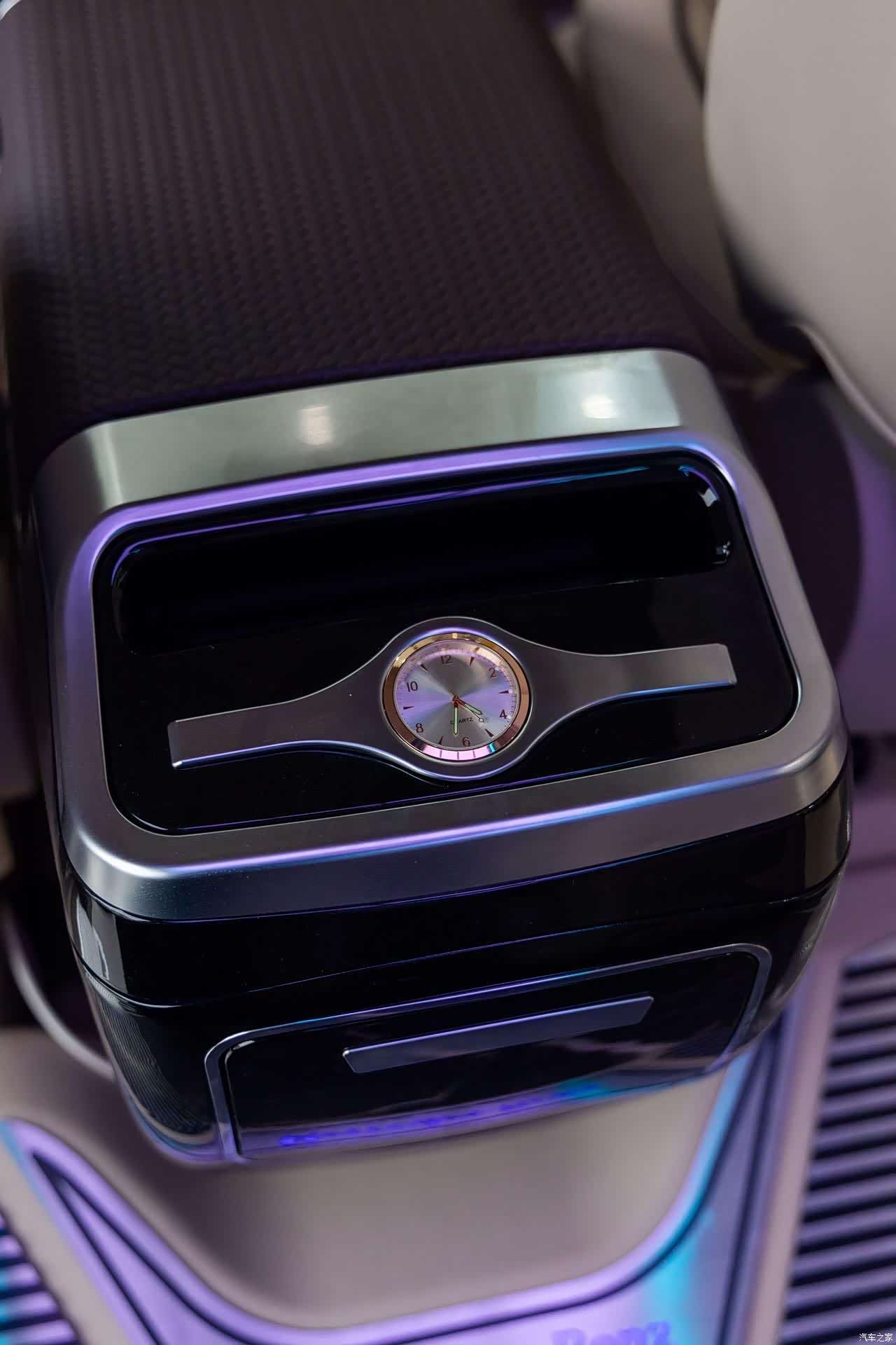 Mercedes-Benz 7, 2023 14