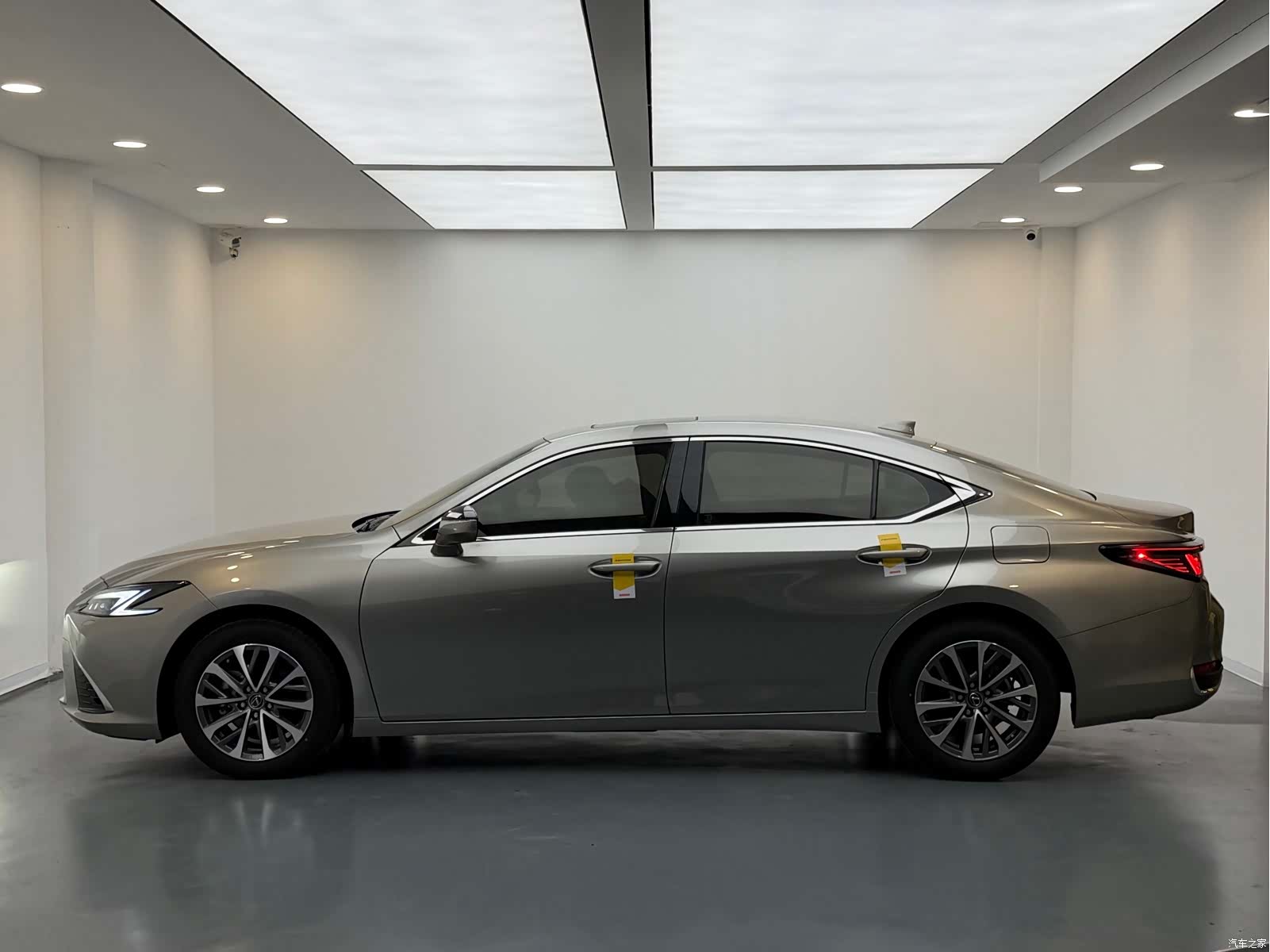 Lexus ES, 2026 8