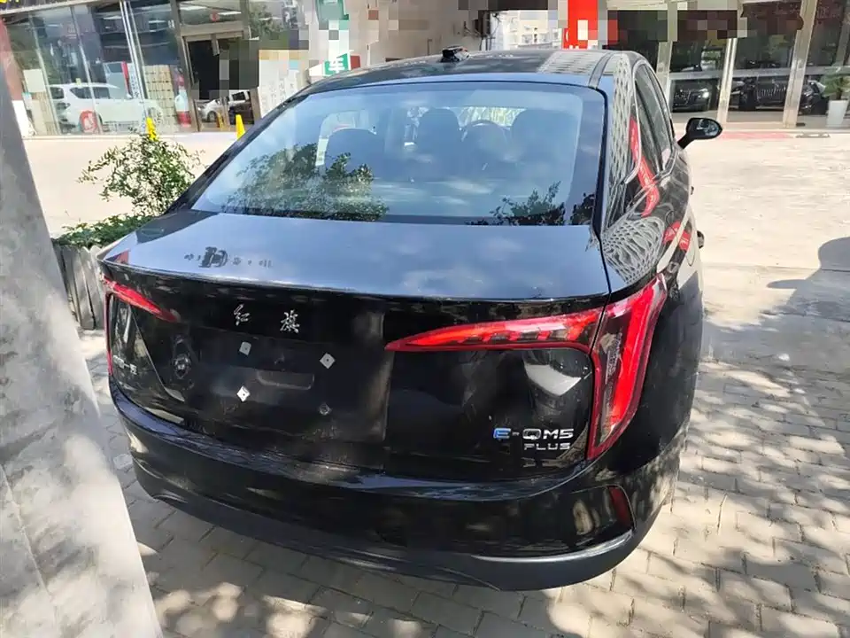 Hongqi E-QM5