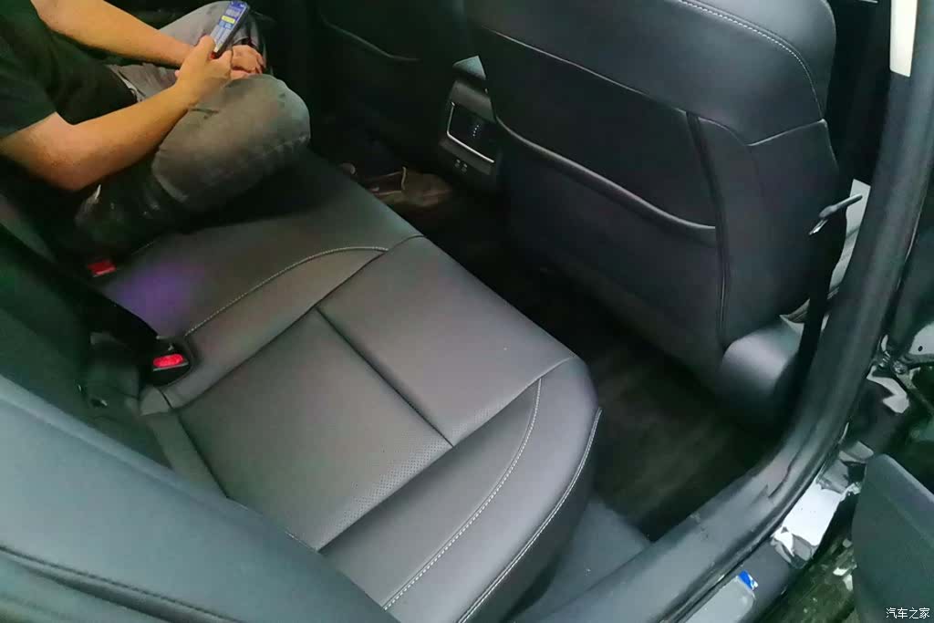 Toyota Camry, 2026 11