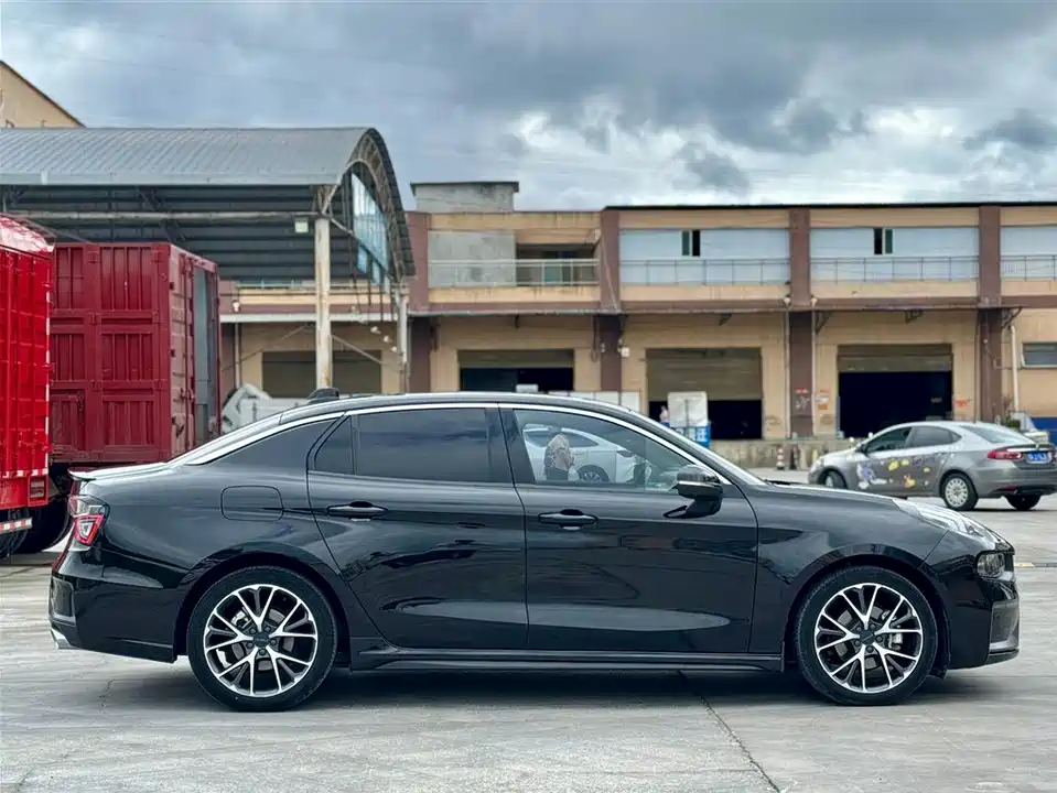 Lynk & Co 03