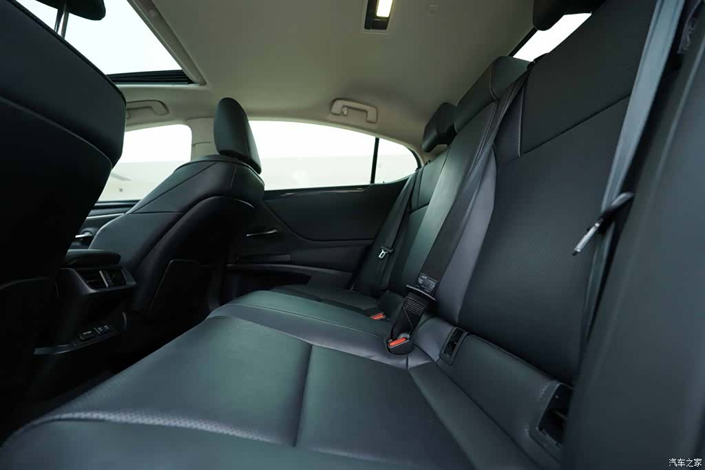 Lexus ES, 2019 21