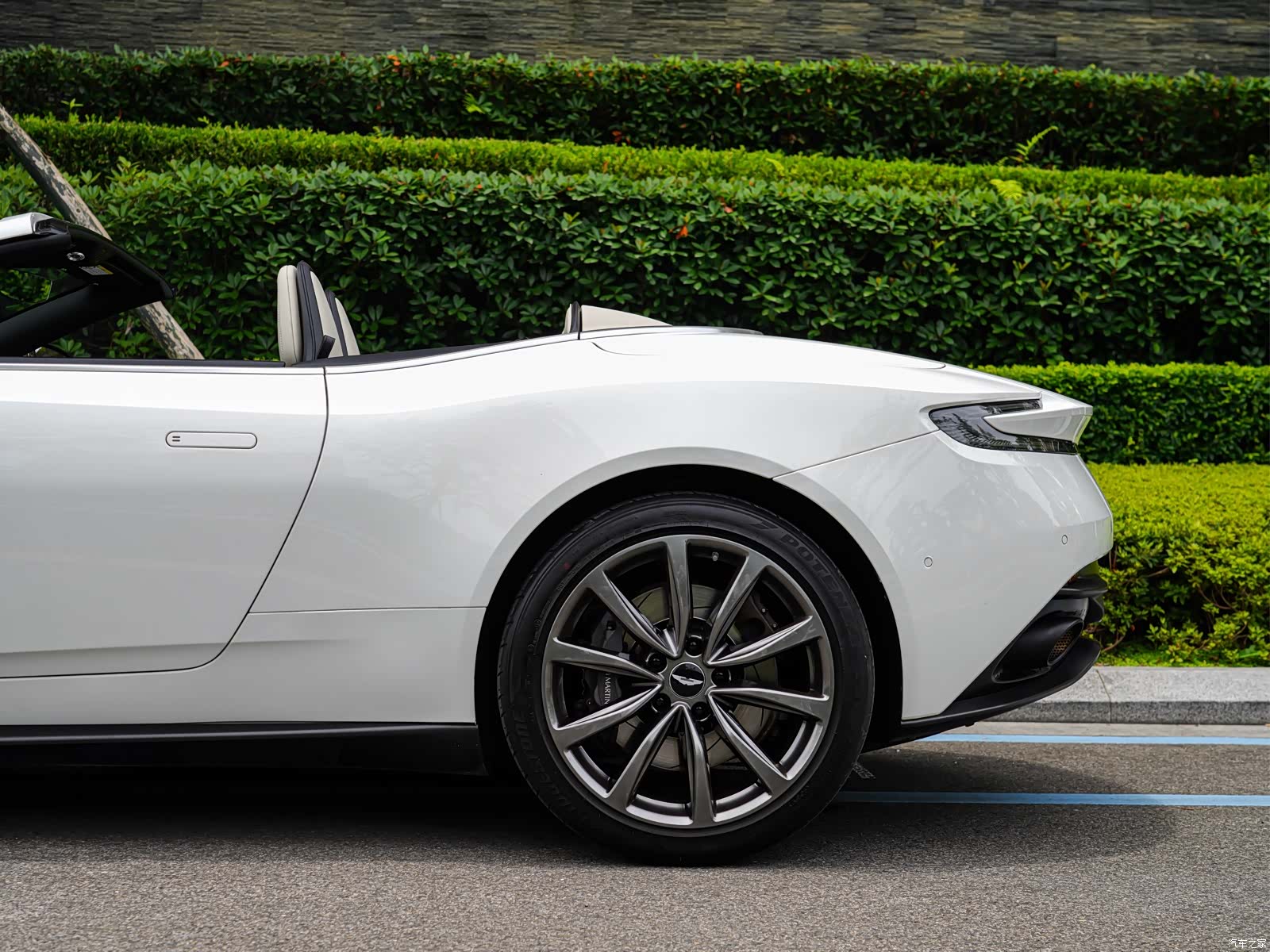 Aston Martin DB11, 2020 8