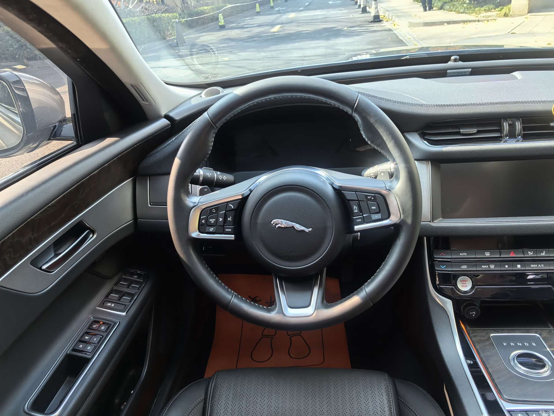 Land Rover P250, 2021 8