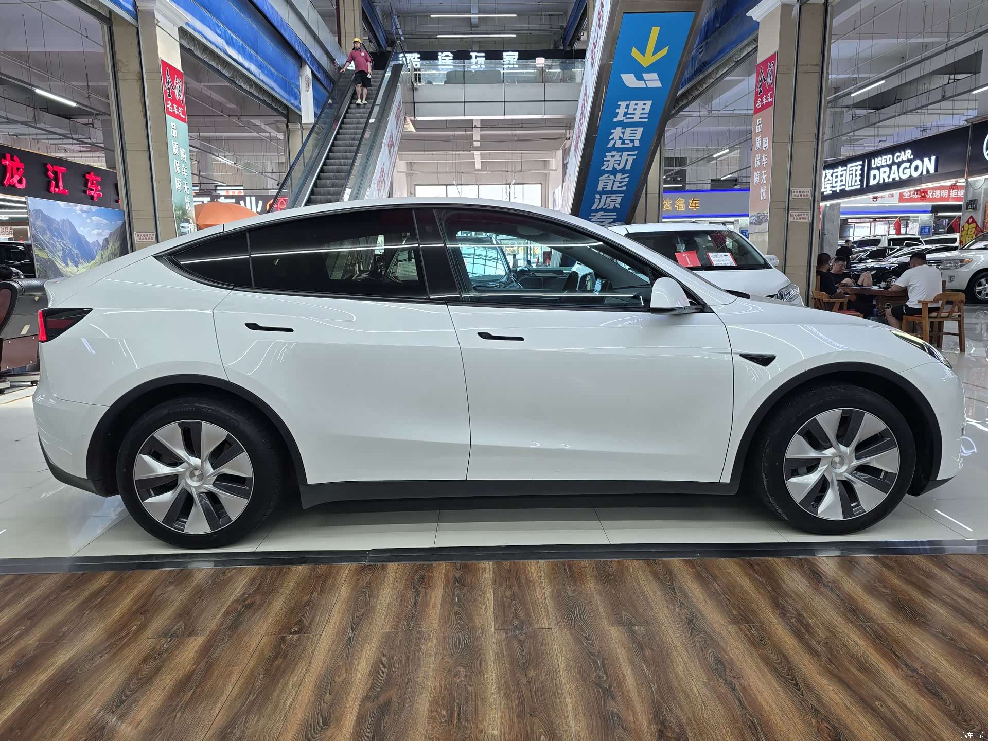 Tesla Model Y, 2023 4