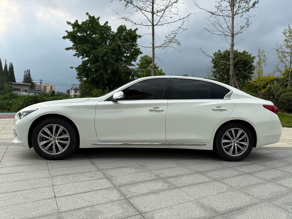 Infiniti Q50L